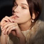 Anna Brewster Instagram - I’m excited to tell you about my partnership with @debeersofficial that asks us to place value on and appreciate the commitments, big and small, we make to one another and to the things we do. If you could put your passion to purpose, what would your pledge be? #DeBeers #ADiamondIsForever #ad