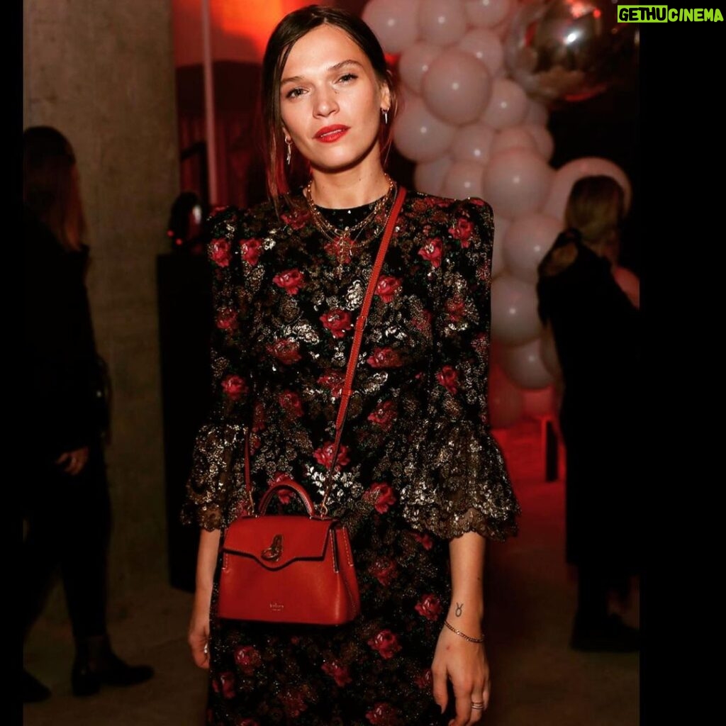 Anna Brewster Instagram - Fun with @fourseasons (especially the bouncy castle) wearing @thevampireswife @mulberryengland 💕