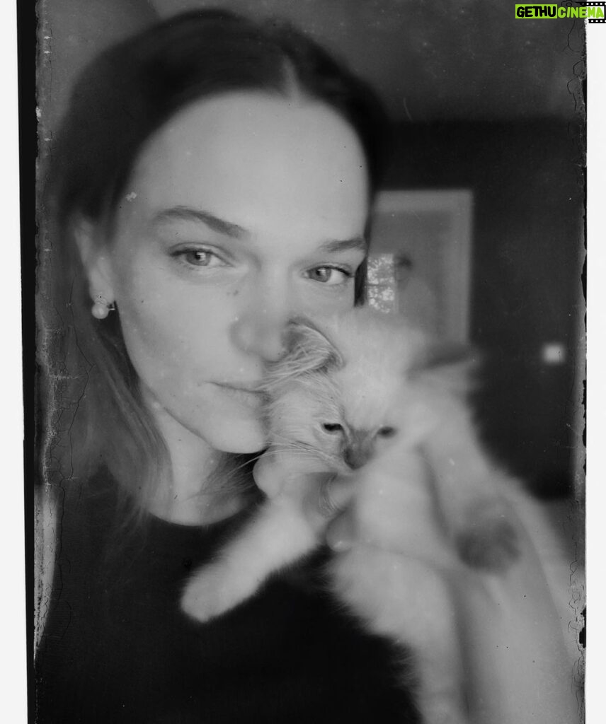 Anna Brewster Instagram - Merry First Covid Christmas Sausage. Light of my life❤️