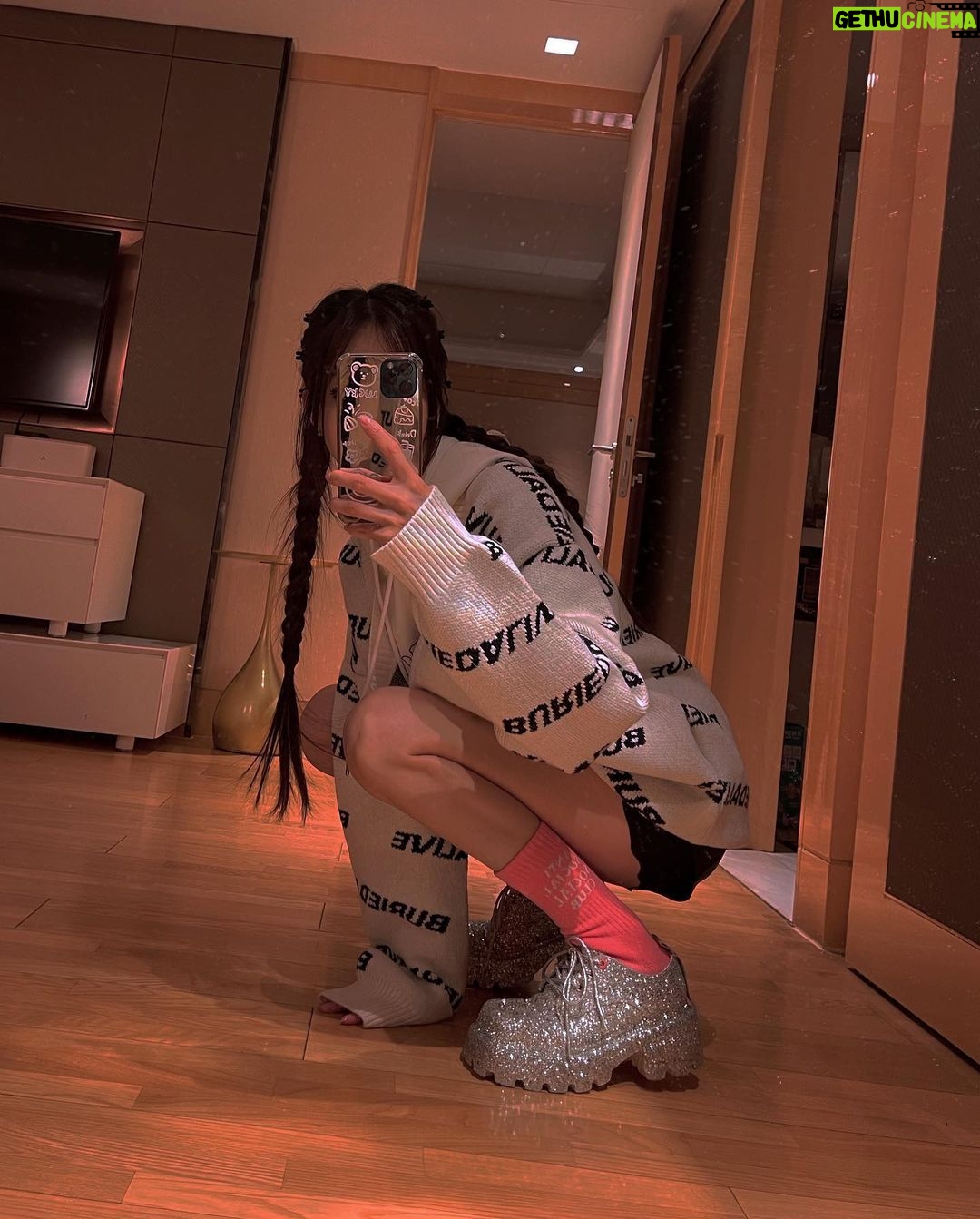 Anna Kay Instagram - 20211202 #❤️🔥 #✨ #💫 #🌙 #❄️