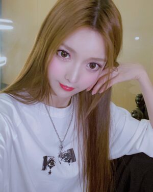 Anna Kay Instagram - So scared…What happened？Half entertainers was disappeared of entertainment industry when I wake up,recently. I want to leave🤔