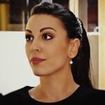Anna Menenakou Instagram - Η Τζο μου, θα μου λείψει. Τον αγάπησα αυτόν τον ρόλο… και ας ήταν λιγάκι ξινούλα 😋 Φτάνουμε στο τέλος σιγά σιγά! @asemasremama_alphatv @tanweer_productions #lovemyjob #actress ##actresslife #thankyou @elton.biii #blessed