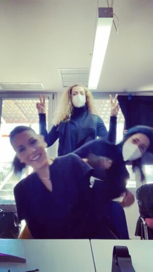 Anna Menenakou Instagram - Εργασία και χαρά!!! Λίγο πριν τη λήψη! Μια κάποια προετοιμασία!!!
#hairstyle @ioannachatzikonstanti #makeup #annarepa #actress #actresslife #lovemyjob❤️ #shooting #tvseries @asemasremama_alphatv