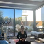 Anna Menenakou Instagram - Το να γνωρίζεις ότι δεν γνωρίζεις είναι σπουδαίο• Αυτός που το γνωρίζει είναι πράγματι σοφός. Το να μην γνωρίζεις και όμως να νομίζεις ότι ξέρεις πολλά, είναι μια ασθένεια. Αν όμως αναγνωρίσεις αυτήν την ασθένεια μπορείς να απαλλαγείς από αυτήν. Σοφός είναι πράγματι εκείνος που την αντιλήφθηκε και την ξεπέρασε. ΛΑΟ ΤΣΕ #yogapractice #silence #learnyourself #findyourtruth #loveyourself #love #onlylove #inlyloveforanna