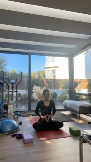 Anna Menenakou Instagram - Το να γνωρίζεις ότι δεν γνωρίζεις είναι σπουδαίο•
Αυτός που το γνωρίζει είναι πράγματι σοφός.
Το να μην γνωρίζεις και όμως να νομίζεις ότι ξέρεις πολλά, είναι μια ασθένεια.
Αν όμως αναγνωρίσεις αυτήν την ασθένεια μπορείς να απαλλαγείς από αυτήν.
Σοφός είναι πράγματι εκείνος 
που την αντιλήφθηκε και την ξεπέρασε.
 ΛΑΟ ΤΣΕ 
#yogapractice #silence #learnyourself #findyourtruth #loveyourself #love #onlylove #inlyloveforanna
