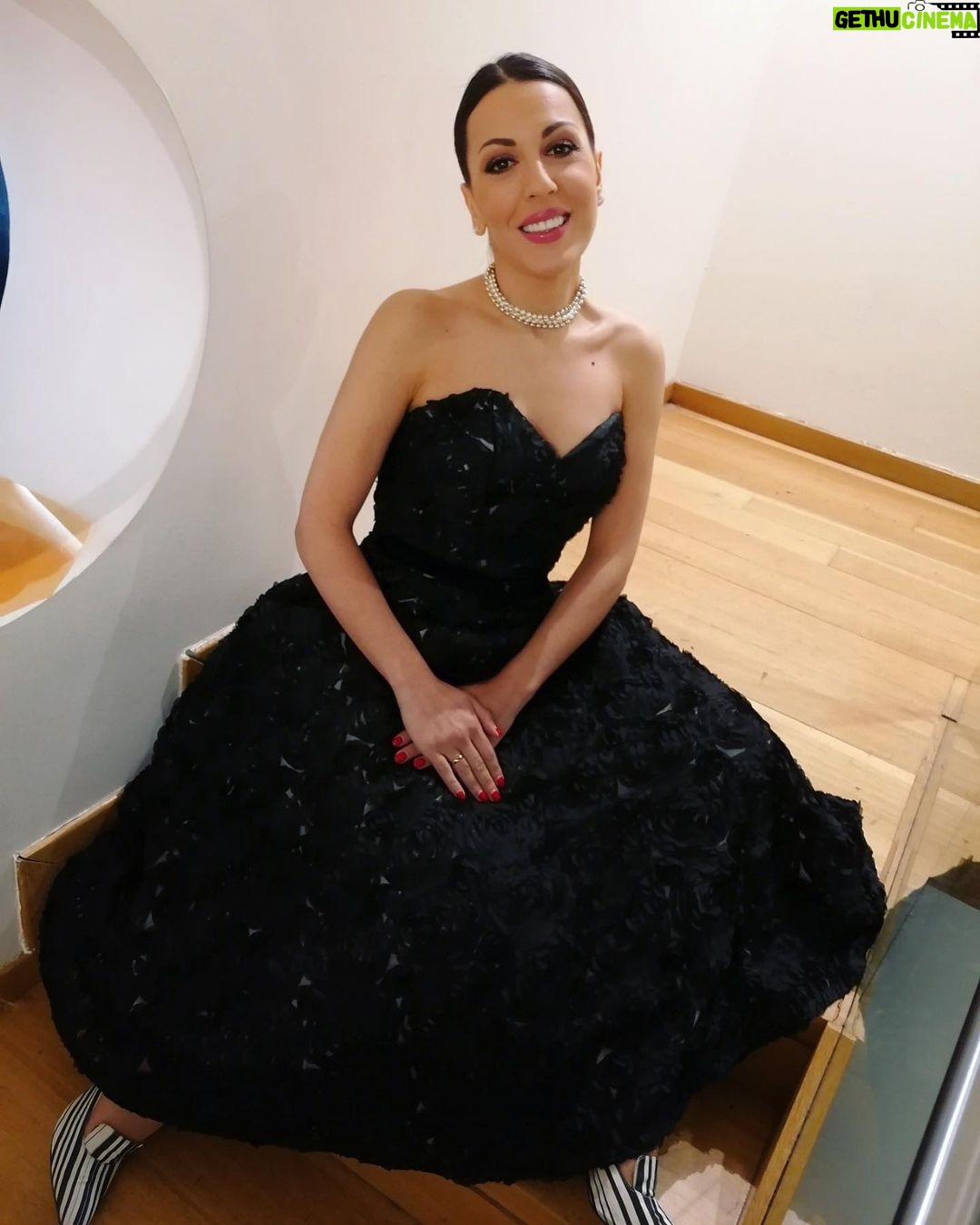 Anna Menenakou Instagram - Καλά Χριστούγεννα σε όλους!!! Σας εύχομαι ολόψυχα Υγεία , Ευτυχία , Αγάπη και Ομόνοια!!! #alliwantforchristmasislove #spreadlovepeople #merrychristmas #love #onlylove #onlyloveforanna