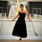 Anna Menenakou Instagram - «Σμύρνη μου αγαπημένη» Συγχαρητήρια σε όλους! Μία πολλή όμορφη ταινία! #aboutlastnight #premiere #smirnimouagapimeni #greekmovie @tanweer_productions #greatnight #megaromousikis #mua @chatzikonstanti.gr #annarepa #mybeautifuldress @skarpas #styledby @kododimam