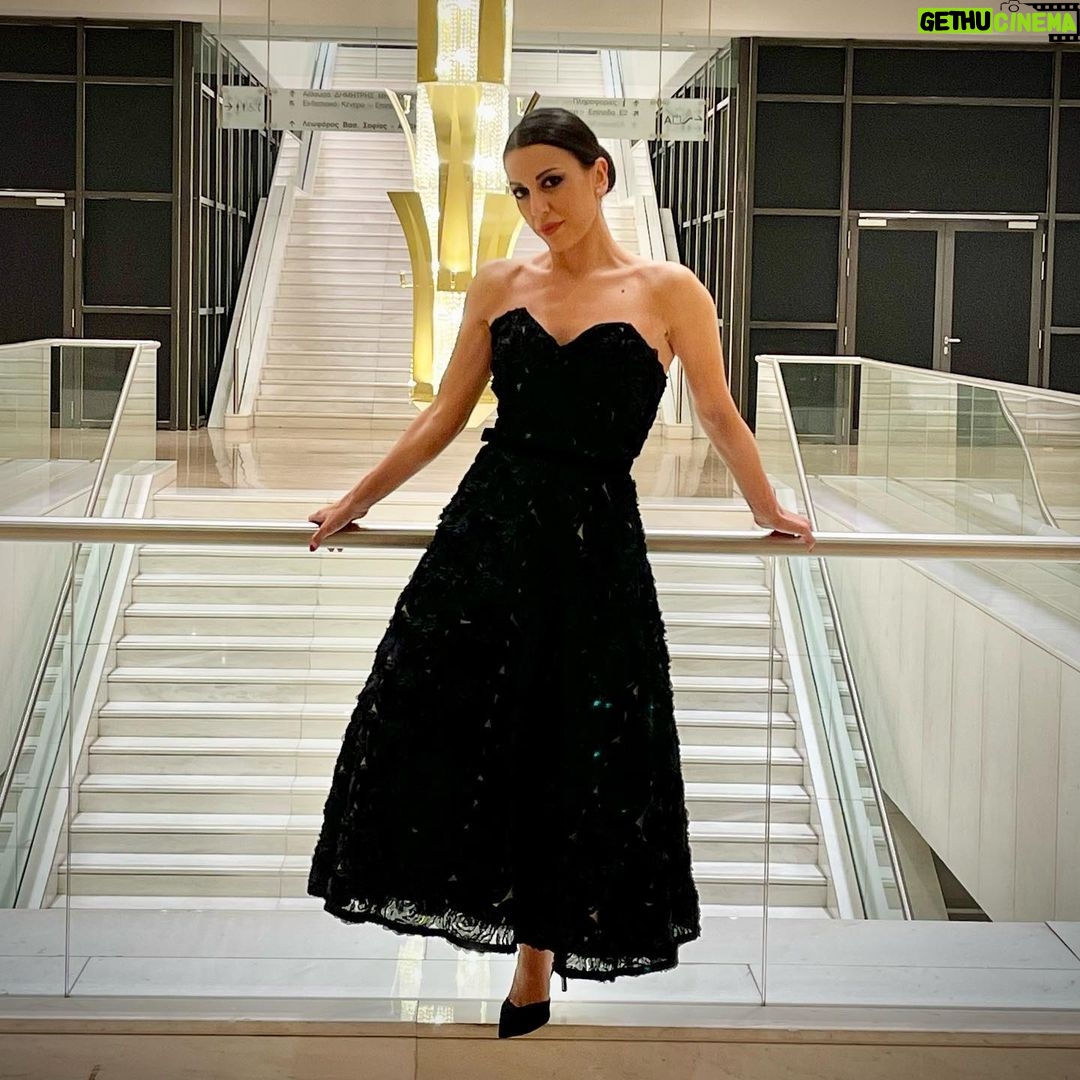 Anna Menenakou Instagram - «Σμύρνη μου αγαπημένη» Συγχαρητήρια σε όλους! Μία πολλή όμορφη ταινία! #aboutlastnight #premiere #smirnimouagapimeni #greekmovie @tanweer_productions #greatnight #megaromousikis #mua @chatzikonstanti.gr #annarepa #mybeautifuldress @skarpas #styledby @kododimam