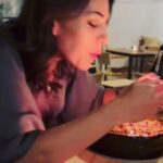 Anna Menenakou Instagram - Σας ευχαριστώ όλους για τα μηνύματα και τις ευχές σας!!! Σας ευχαριστώ για όλη αυτή την αγάπη♥️ @iatropoulosmixalis_official έκανες τα γενέθλια μου ξεχωριστά, σε ευχαριστώ για όλα φίλε μου!!! Εύχομαι να βρούμε δύναμη και σθένος να παραδώσουμε ένα κόσμο καλύτερο στα παιδιά μας! Υγεία και αγάπη σε όλους σας! #mybirthday #my37 #lovemyfriends #blessed #love #onlylove #onlyloveforanna Κυθνος
