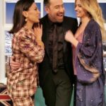 Anna Menenakou Instagram - Ευχαριστούμε @themisgeorgantas για την φιλοξενία στο @afterdarktvshow .Είσαι πραγματικός gentleman και τρομερός οικοδεσπότης! Περάσαμε υπέροχα!!! Απόψε στις 23:00 @opentvgr συνοδεύω την απαστράπτουσα @panagiotavlanti_official #afterdarkshow #actresses #womenpower #supporteachother #respecteachother #specialthanksto @kododimam #suit @peaceandchaosclothing