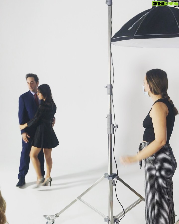 Anna Menenakou Instagram - Backstage Από την φωτογράφιση μας για την καινούργια μας σειρά @asemasremama_alphatv Εδώ σε ένα τρυφερό ενσταντανέ με τον καλύτερο τηλεοπτικό σύζυγο που θα μπορούσα να έχω @dimitris.papadatos ❤️ #newproject #loading #actress #lovemyjob #blessed #love #onlylove #onlyloveforanna @alphatv @tanweer_productions