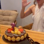 Anna Menenakou Instagram - Χαρούμενη και ευγνώμων που έφτασα στα 38 μου χρόνια περιτριγυρισμένη από ανθρώπους που αγαπώ με όλη μου την καρδιά και τους ευχαριστώ που είναι φίλοι μου, σύντροφοι μου και πάμε χέρι χέρι στη ζωή! Εύχομαι Αγάπη, Υγεία, Αφθονία και να θυμόμαστε πως είμαστε αλυσίδα… αν σπάσει ένας κρίκος … σπάει η αλυσίδα! #mybirthday #16thofjuly #blessed #love #onlylove #onlyloveforanna #mitsaki