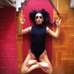 Anna Menenakou Instagram – Σήμερα είναι μέρα “ θρόουμπακ”. 
 Αγαπώ αυτήν την φωτογραφία, η μαμά μου είναι ανεβασμένη στη σκάλα και εκτελεί χρέη φωτογράφου 😂😂😂
•
•
•
#2018 #throwback #memories #funnyday #lovemymama #love #onlylove #onlyloveforanna Athens, Greece