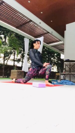 Anna Menenakou Instagram - Κάθε μέρα είναι διαφορετική! Κάθε μέρα εμείς είμαστε διαφορετικοί! Η μία πλευρά του σώματός μας σε σχέση με την άλλη μας πλευρά  είναι διαφορετική! Με τους τραυματισμούς μας ... σωματικούς και ψυχικούς! 
#keepgoing  #listenyoursoul  #listenyourbody #listenyourheart  #loveyourself  #love #onlylove #onlyloveforanna  #todayspractice  #satya #lovemyteacher  @alexopoulou.athina