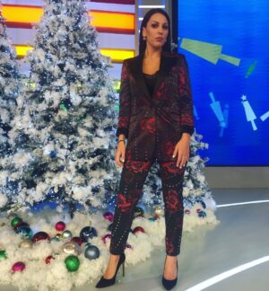 Anna Menenakou Instagram - Χρόνια πολλά και καλά!
Τροχός της τύχης... παίξαμε για σκοπό ιερό #kivotostoukosmou 
@petrospolychronidis 
💫💫💫💫💫💫💫💫
@starchanneltv  #mysuit @shopandtrade.gr @officialjohnrichmond #myjewellery @artweardimitriadis #styledby @agis_panagiotou #lovemyjob #actress #actresslifestyle #actresslife🎥 #onlyloveforanna