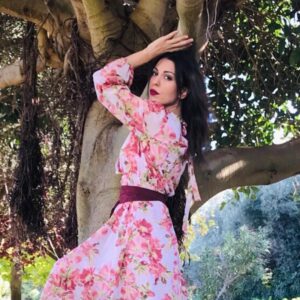Anna Menenakou Instagram - ⭐ FASHION GIVEAWAY ALERT⭐
Είμαι πολύ χαρούμενη για μια νέα γυναικεία υπόθεση μόδας.
Δύο καλές μου φίλες δημιούργησαν το νέο φανταστικό e-shop @artensouth και σκέφτηκα να το γιορτάσουμε.
Μία τυχερή θα κερδίσει το midi floral φόρεμα της φωτογραφίας με τα αέρινα μανίκια για μοναδικές εμφανίσεις.
Ακολουθήστε τα βήματα:
🌸 Like στο post
🌸 Follow @artensouth 
🌸 Tag δύο φίλες
 
Η νικήτρια θα ανακοινωθεί το Σάββατο 5 Δεκεμβρίου 
Κάθε επιτυχία✌️
 
#ARTENSOUTH #giveaway #womensfashion #eshop #floraldress #todayistheday #luckygirl #withallmyheart #love #onlylove #onlyloveforanna