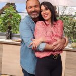 Anna Menenakou Instagram - Φτιάξαμε μια πολύ όμορφη και ζεστή εκπομπή! Τα γεγονότα μας πρόλαβαν... αν θέλετε μπορείτε να μας δείτε ... μπείτε στο υπέροχο @ertflixofficial @lagosandreas σε ευχαριστώ για την ζεστή φιλοξενία, πέρασα υπέροχα μαζί σου! #thankyou @dimitravourdouka @aphromisiakouli #popmageiriki @ertflixofficial #tastesfromgreece #popproducts #lovecooking #lovegoodfood #love #onlylove #onlyloveforanna