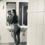 Anna Menenakou Instagram - "Αν ήμουν στάσιμος, συνετός και αδρανής θα ζούσα μέσα στο θάνατο. Επομένως, αποδέχομαι τη σύγχυση, την αβεβαιότητα, το φόβο και τα συναισθηματικά σκαμπανεβάσματα. Αυτό είναι το τίμημα που είμαι διατεθειμένος να πληρώσω για μια ρευστή, περιπετειώδη και συναρπαστική ζωή". ~Carl Rogers~