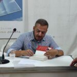 Anna Menenakou Instagram - Την Παρασκευή βρεθήκαμε στην υπέροχη και τεράστια έκθεση βιβλίου στο Πεδίον του Άρεως, για να παρουσιάσουμε το καινούργιο βιβλίο του @dimakispan . Προλόγισε και συντόνισε την βραδιά ο @stavros_papanto και εγώ είχα τη χαρά να διαβάσω αποσπάσματα από Το Ποτάμι Των Χιλίων Τυφλών που κυκλοφορεί από τις εκδόσεις @dioptrabooks . Καλοτάξιδο το βιβλίο σου Γεράκι μου! #newstart #newbook #lovebooks #topotamiton1000tyflon Εκθεση Βιβλιου Πεδίον Του Αρεως