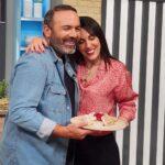 Anna Menenakou Instagram - Φτιάξαμε μια πολύ όμορφη και ζεστή εκπομπή! Τα γεγονότα μας πρόλαβαν... αν θέλετε μπορείτε να μας δείτε ... μπείτε στο υπέροχο @ertflixofficial @lagosandreas σε ευχαριστώ για την ζεστή φιλοξενία, πέρασα υπέροχα μαζί σου! #thankyou @dimitravourdouka @aphromisiakouli #popmageiriki @ertflixofficial #tastesfromgreece #popproducts #lovecooking #lovegoodfood #love #onlylove #onlyloveforanna