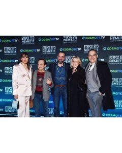 Anna Menenakou Instagram - Να μοιράζεσαι την χαρά σου με τους δικού σου ανθρώπους… αξία ανεκτίμητη !!! #premiere #eterosegonemesis @cosmote_greece #blondeproductions #thankyou 🙏🙏🙏