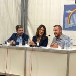 Anna Menenakou Instagram - Την Παρασκευή βρεθήκαμε στην υπέροχη και τεράστια έκθεση βιβλίου στο Πεδίον του Άρεως, για να παρουσιάσουμε το καινούργιο βιβλίο του @dimakispan . Προλόγισε και συντόνισε την βραδιά ο @stavros_papanto και εγώ είχα τη χαρά να διαβάσω αποσπάσματα από Το Ποτάμι Των Χιλίων Τυφλών που κυκλοφορεί από τις εκδόσεις @dioptrabooks . Καλοτάξιδο το βιβλίο σου Γεράκι μου! #newstart #newbook #lovebooks #topotamiton1000tyflon Εκθεση Βιβλιου Πεδίον Του Αρεως