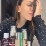 Anna Menenakou Instagram - Ήρθαν τα Χριστούγεννα και η Πρωτοχρονιά! 🎄 Και για την ΚΑΙΝΟΥΡΓΙΑ χρονια επιλέγω να αναδείξω την πιο λαμπερή πλευρά του εαυτού μου, εσωτερικά και εξωτερικά! Καλή χρονιά!💫 * * * #clarinsgreece #makeupforskin #everlastingfoundation #everlastingconcealer #liftandcurlmascara #jolirougevelvet706fig #makeupcomplexion #skincarebenefits