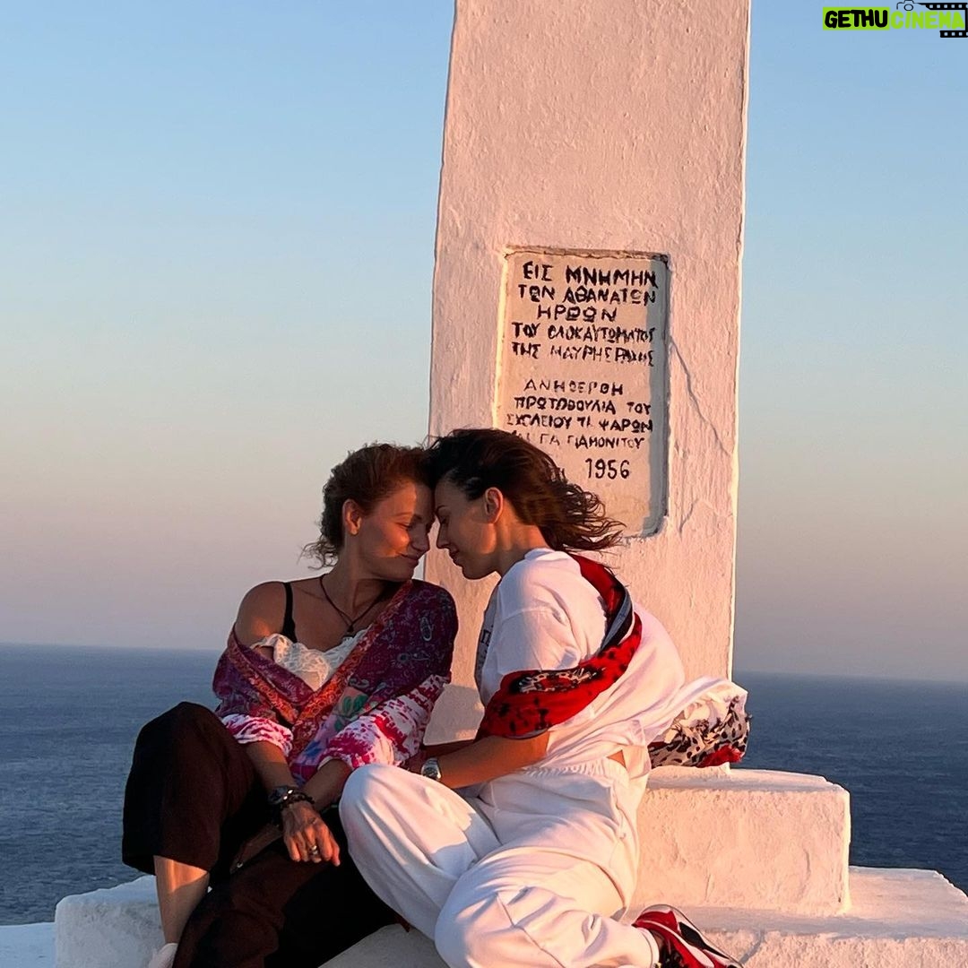 Anna Menenakou Instagram - ****************** Μαζί … @panagiotavlanti_official * * * #together #friendsgoals #lovelyisland #psara #mavriraxi #oursummer #womensupportingwomen #womenslove #love #onlylove #onlyloveforanna Μαύρη Ράχη