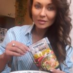 Anna Salivanchuk Instagram - ОБІЦЯНИЙ РЕЦЕПТ👍 Гороховий суп за 45 хв, наваристий бульйон завдяки овочевій заправці з морквою, цибулею та перцем🔥 від @torchyn.ukraine ✅горох 300 гр ✅300 гр мисливські ковбаски ✅400 гр мʼяса ✅картопля 4 шт ✅заправка Торчин @torchyn.ukraine ✅вода 2,5 літра ✅зелень ✅сухарі по бажанню Я завжди все готую сама, але я реально в захваті від цієї заправки 👍 Дома не було моркви, цибулі та перцю, ліньки було їхати в магазин і я вирішила спробувати і ви не повірите це швидше і смачніше вийшло з цією заправкою👍 Розіграш 🙏🏻 ✅Хто зробить репост цього рецепту ✅напише в коментах «смачного» ✅підпишіться на Торчин @torchyn.ukraine ✅та про лайкає останні наші пости отримає від мене в подарунок цю заправку і автограф від мене🙏🏻