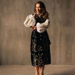 Anna Salivanchuk Instagram - Понеділок … Чекали що буде купу снігу, а не має🙈 І от що я хочу вам сказати, якщо зранку, погода, чи те що ви не виспались, чи щось чи хтось інший намагається зіпсувати вам настрій- не піддавайтесь, намагайтесь посміхнутись і вриватись в цей чудесний тиждень🙏🏻👍 Протягом кожної хвилини, що ви злитеся, ви втрачаєте 60 секунд щастя. Не втрачай щастя 🙏🏻 Посміхнись💋 #славаукраїні #героямслава #цінуватижиття Неймовірна вишиванка від @etnodesign_ Фото- @maryna_komarytskaja