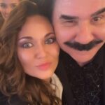 Anna Salivanchuk Instagram - Всім хто пише огидні коментарі: Це була національна нагорода золоті руки і на цьому вечорі ми збирали гроші на безпілотник для 22 бригади🙏🏻 Нагороджувались саме ті люди України які робили і роблять великий вклад для того щоб війна скоріше закінчилась🙏🏻 На вечорі були присутні воєнні і саме ці пісні були присвячені їм, щоб вони відчули справжнє життя! А ви - сидячи біля своїх телефонів, можете хіба осуджувати, а насправді ви хочаб раз донатили? І я ось, що ще хочу сказати, наші воїни там боряться саме для того щоб ми тут інколи могли жити і мати силу далі працювати і допомагати🙏🏻Тому закликаю всіх жити і вміти цінити життя ! Слава Україні🙏🏻 Неймовірний @pavlo_zibrov @dr.antonshkiryak @suhanov.official @marynakinakh @natalka_denisenko @t.vashchuk_ Так ми відволікали глядачів поки була невеличка технічна проблема😂
