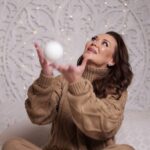 Anna Salivanchuk Instagram - Сьогодні одразу два надзвичайних свята, перший для діточок другий для нас🙏🏻 Чарівний та довгоочікуваний день – День святого Миколая. Цього дня Микола Чудотворець ближчий до нас, як ніколи! Цього дня він почує та зрозуміє всі наші прохання та бажання... Цього дня прийнято дарувати подарунки та бажають благополуччя. Все, що ми бажаємо близьким та коханим, обов’язково здійсниться! А найголовніше це мир і перемога🙏🏻 Тому звичайно в день ЗСУ Я ХОЧУ ПРИВІТАТИ ВАС Дорогі наші захисники та захисниці України. Сьогодні ваш день. Але насправді кожний день - ваш! Тому що без вас, новий день не настав би для українського народу. Не можливо усвідомити всю жертовність та сміливість вашої душі! Вітаємо вас з глибокою вдячністю та повагою! Ваша мужність та готовність служити нашій країні завжди були та будуть прикладом відданості та патріотизму для всього українського суспільства. Сьогодні цей день відзначається завдяки вам. Бажаємо завжди бути міцними та витривалими, незалежно від викликів, які може поставити перед вами доля. Нехай рідні. близькі та весь український народ завжди будуть поруч, надаючи підтримку, любов та надійний тил. Ангельського щита та Божого захисту просимо для вас кожний день. Святкуйте цей день з гордістю, адже ви - справжні герої України. Неймовірний костюм від @youandme_ua Мейк @mua_iren_berry_ Зачіска @milazahorodnyuk