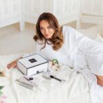 Anna Salivanchuk Instagram - 🧴Догляд @institut_esthederm_ukraine , що вирішив всі мої проблеми👍 Доглядова косметика-це найважливіший етап вашої краси, довгої молодості і гарного, повільного старіння 🙏🏻 Якщо не вірите просто подивіться на мене в 38 , або на моїх колег яким по 48,55 а вони ніби вічно 35👍 За останні роки я тестувала дуже багато чого, але саме @institut_esthederm_ukraine Зайшов мені найкраще🙏🏻 В мене після 2 пологів , стресу, війни і … Зʼявилось багато пігментних плям і ця косметика реально допомогла👍 Що я обрала: ✅1. Мус для очищення шкіри Дбайливо видаляє макіяж і забруднення, не порушуючи екосистему шкіри. ✅2. М’який крем для глибокого очищення пор “Осмоклін” Вирівнює рельєф шкіри і покращує колір обличчя ✅3. Відлущувальна і освітлювальна маска-гомаж “Осмодерліз-2” Забезпечує поступове освітлення ділянок гіперпігментації. Матує шкіру. ✅4. Міст “Клітинна вода” ® (Розпорошення у вигляді димки) уповільнює процеси старіння, покращує якість і бар’єрні функції шкіри. ✅5. Відновлювальний догляд навколо очей Active Repair® Крем швидко та ефективно прибирає набряклість, пастозність шкіри орбітальної ділянки. ✅6. Освітлювальний крем Esthe-White вирівнює текстуру і надає шкірі рівномірного сяйва. ✅Також я спробувала головний бестселер бренду @m2beaute_ukraine Сироватка-бустер 3-в-1 для росту вій (+50%) Після неї вії як у мого сина, навіть не знаю навіщо хлопчику такі вії😂👍🔥 Напишіть чи ви вже знайшли свій ідеальний догляд? Мені реально цікаво, якщо ні то спробуйте @institut_esthederm_ukraine