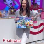 Anna Salivanchuk Instagram - Як зробити очікування свята чарівним, веселим і захопливим? Звичайно, обрати яскравий адвент-календар! Щодня дітлахи відкриватимуть віконечко, знаходитимуть там сюрпризик і заряджатимуться гарним настроєм. Обирайте на поличках @bi.ua адвент-календарі на будь-який смак: з улюбленими героями, машинками, аксесуарами чи навіть смаколиками. Головне, не відкрити все й одразу! Поспішіть обрати свою заповітну коробочку і починайте зворотній відлік до свята! Мої хлопчики задоволені👍 І ми хочемо подарувати вам теж, один АДВЕНТ КАЛЕНДАР💋 РОЗІГРАШ ✅бути підписаним на мене ✅підписатись на @bi.ua ✅пролайкайте 3 останні пости у мене та @bi.ua ✅напишіть під постом «З Різдвом»