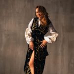 Anna Salivanchuk Instagram - Поезія «Відпусти це дівча…» Спинись на хвилинку, послухай тихенько, Згадай, як була ти ще зовсім маленька… Що дівчинці тій тоді не вистачало? Чекай, ти що плачеш? Згадала, згадала… Скажи їй усе, що тоді бракувало, Скажи, що не даш, щоб її ображали, Ніхто не посміє ударити більше, Ні словом, ні вчинком, тепер ти сильніша! Ніхто не посміє, скажи їй, маленькій, Ти знаєш, як билося часом серденько… Як пташка з грудей виривалось, бувало, Тепер все інакше, ти сильною стала… Навчилась прощати, навчилась любити, Навчилась із Богом щодня говорити, Відчула любові немислиму силу, І крила твої за спиною, зміцніли… Тепер усміхнись… Відпусти це дівча, Полегшало? Рухнув тягар із плеча… Залиш у минулому те що було, Попереду світло – тримайся його… Неймовірна вишиванка- @etnodesign_ Photo- @maryna_komarytskaja Studio- @imagestudio.kyiv