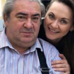 Anna Salivanchuk Instagram - І вже минуло 2 роки, як ви не з нами🙏🏻 Ви були для мене як другий батько!!!!!🥲🥲🥲 ⠀ Віталій Юхимович Малахов ⠀ Як мені вас не вистачає,як нам усім Вас не вистачатє🙏🏻🙏🏻🙏🏻🙏🏻 ⠀ Спасибі вам за все. За те, що в мене повірили, дали шанс, навчили довіряти собі, не боятися сцени, я з Вами зіграла понад 18 головних ролей. ⠀ Таких, як ви не буває. Я не бачила людей, які хочуть навчатися щодня, не дивлячись на свої 67 років, Ви в курсі всіх сучасних гаджетів. Ви знаєте більше ніж молодь, ночами не спали, а всі дізнавалися про щось новеньке і приносили це нам, своїм акторам, своїм дітям. Дякуємо Вам за це! ⠀ Спасибі вам за все!!!! Ви не звичайний, талановитий, а Ваше почуття гумору… розсмішити завжди могли будь-кого! ⠀ А підхід до життя – це щось! 15 років тому Ви сказали мені фразу, після якої я полюбила Вас на все життя🙏🏻 ⠀ Я була впевнена, що Ви ще житимете довго! ⠀ Люблю Все безмірно🙏🏻🙏🏻🙏🏻 Вдячна за все❤️❤️❤️ У серці назавжди🙏🏻🙏🏻🙏🏻