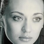 Anna Salivanchuk Instagram - Після гімняного , гучного ранку , побачила на @1plus1_ua сьогодні флеш-моб #мені21 Знайшла фото де мені 21, вирішила вам підняти настрій💛💙 Додивіться до кінця, я там граю хлопчика з вусами😂😂😂