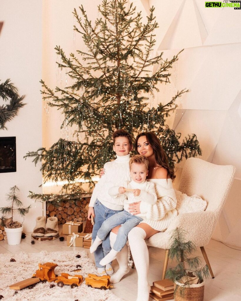Anna Salivanchuk Instagram - А у вас вже є новорічний настрій? Поділіться зі мною, дуже цікаво?🙏🏻🐲 Мій неймовірний лук від @youandme_ua Фото @maryna_komarytskaja Мейк @y_tyuleninova