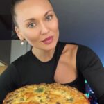 Anna Salivanchuk Instagram - КІШ З ГРИБАМИ,КУРКОЮ ТА БРОКОЛІ 🥦👍 ІНГРЕДІЄНТИ Для тіста ✅350 г пшеничного борошна ✅200 г м’якого вершкового масла ✅2 яйця ✅2 ст. л. молока ✅⅓ ч. л. солі ✅20 г борошна для підпилу Для начинки ✅2 цибулини (175 г) ✅400 г печериць ✅500 гр курочки, я взяла філе стегна, воно соковитіше💋 ✅1 ст. л. рослинної олії ✅⅓ ч. л. солі ✅⅓ ч. л. перцю Для заливки ✅1 яйце ✅50 мл молока ✅100 мл вершків ✅⅓ ч.л. солі ✅100 г твердого сиру В кінці викладаю броколі 🥦 І посипаю пармезаном, це по бажанню 🤤 Смачного🙏🏻