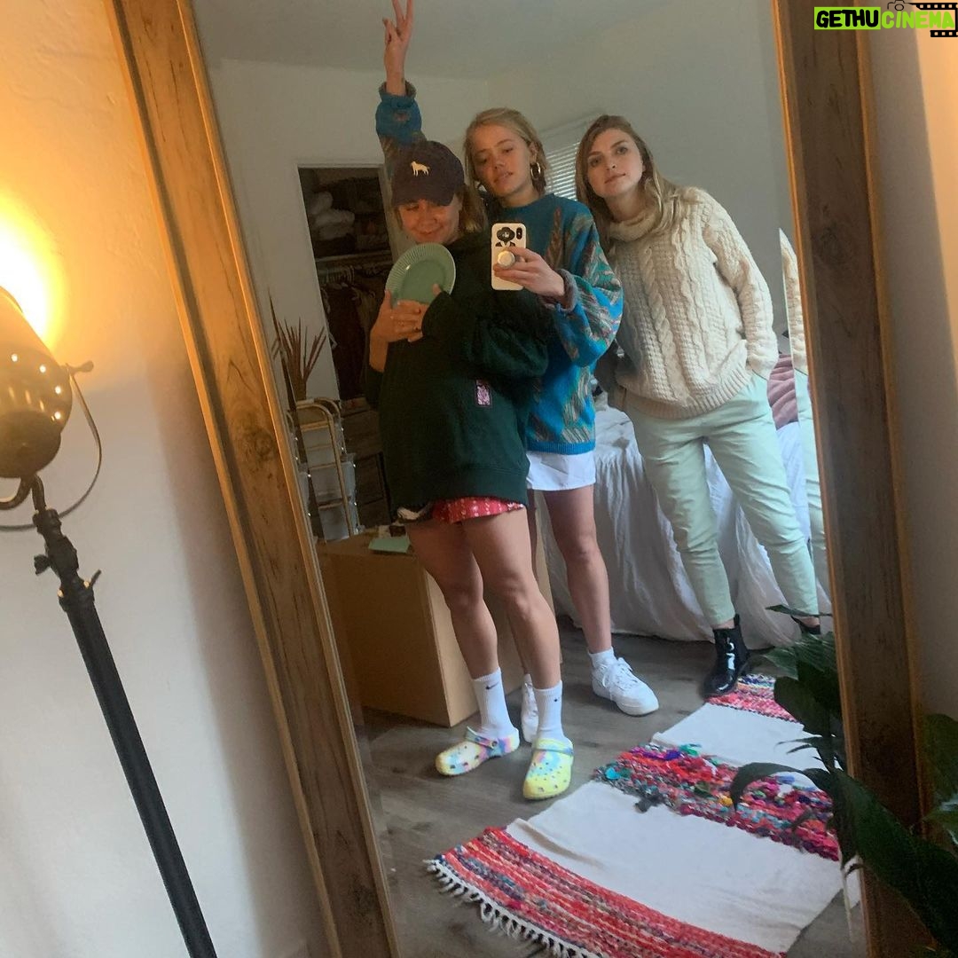 Annalisa Cochrane Instagram - swish Living My Life Like It’s Golden