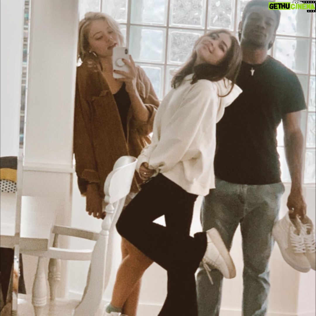 Annalisa Cochrane Instagram - swish Living My Life Like It’s Golden