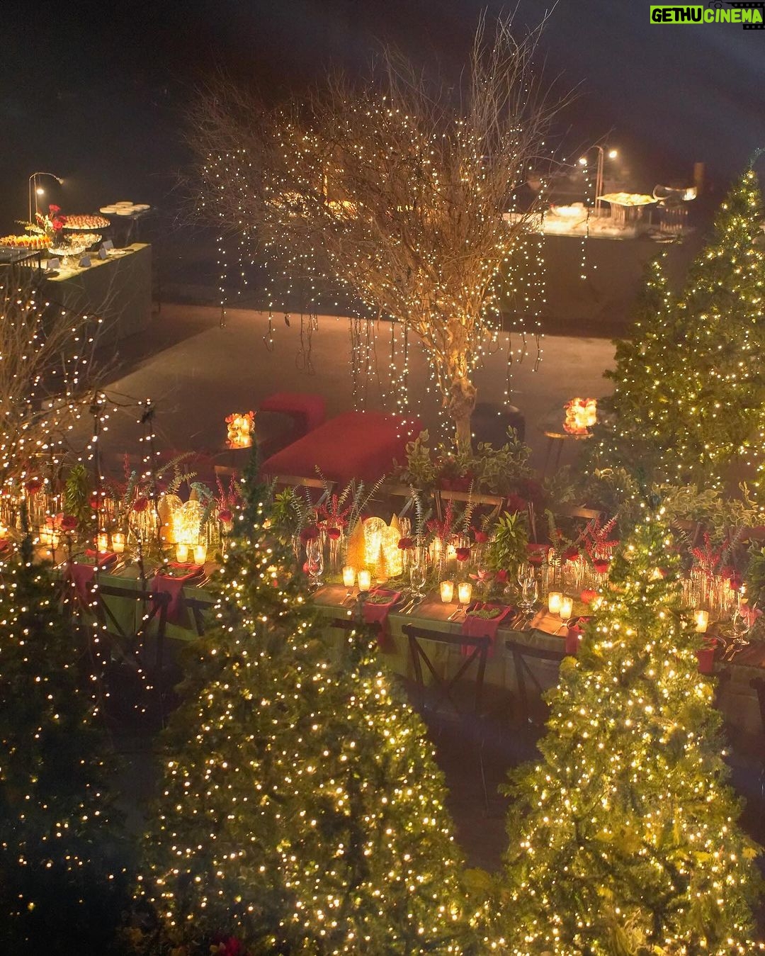 Anne Curtis Instagram - The most romantic Christmas set up I’ve ever seen by the @gideonhermosa and his team. Thank you Gids. The whole A-team were so stunned with its beauty!!! Including me! Hahahaha Love you 🌹🎄 📷: @kimweeebol_