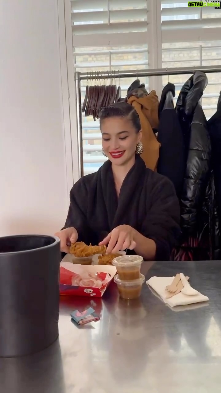 Anne Curtis Instagram - #Chickenjoyer forever! ❤️ Even when I was in London shooting @theperfectmagazine this is what we chose to eat for lunch! Thanks for capturing my love @bryanboy ✨ #BidaAngSaya talaga sa @jollibee 🇵🇭 London, Unιted Kingdom