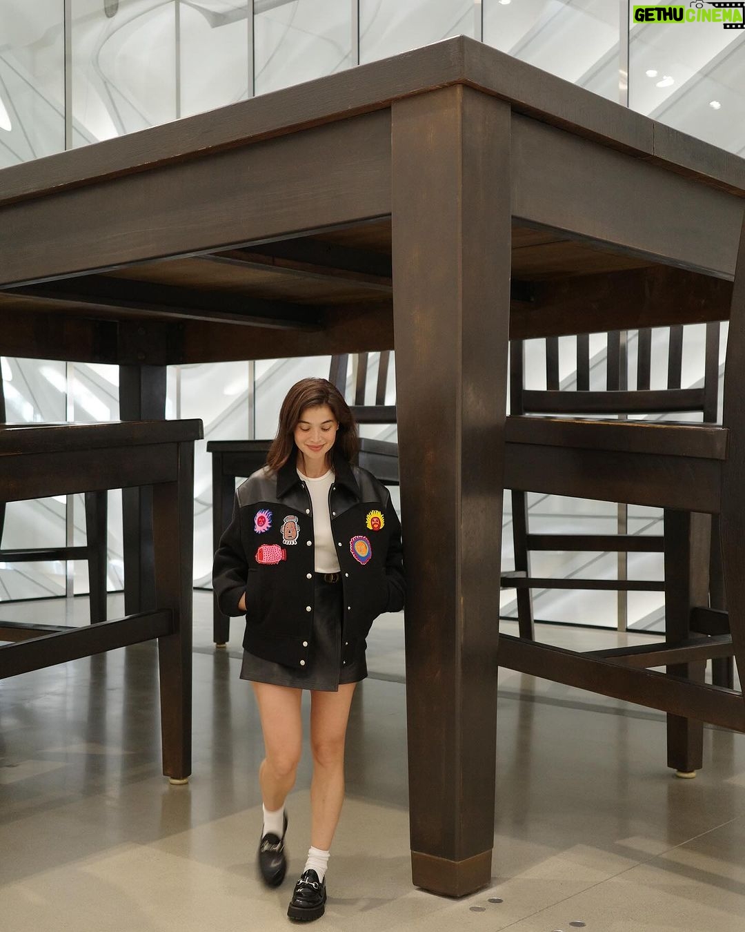 Anne Curtis Instagram - Touchdown LA! First stop, an Alice in Wonderland moment at @thebroadmuseum with my mare @joycetiongson 👩🎨 The Broad