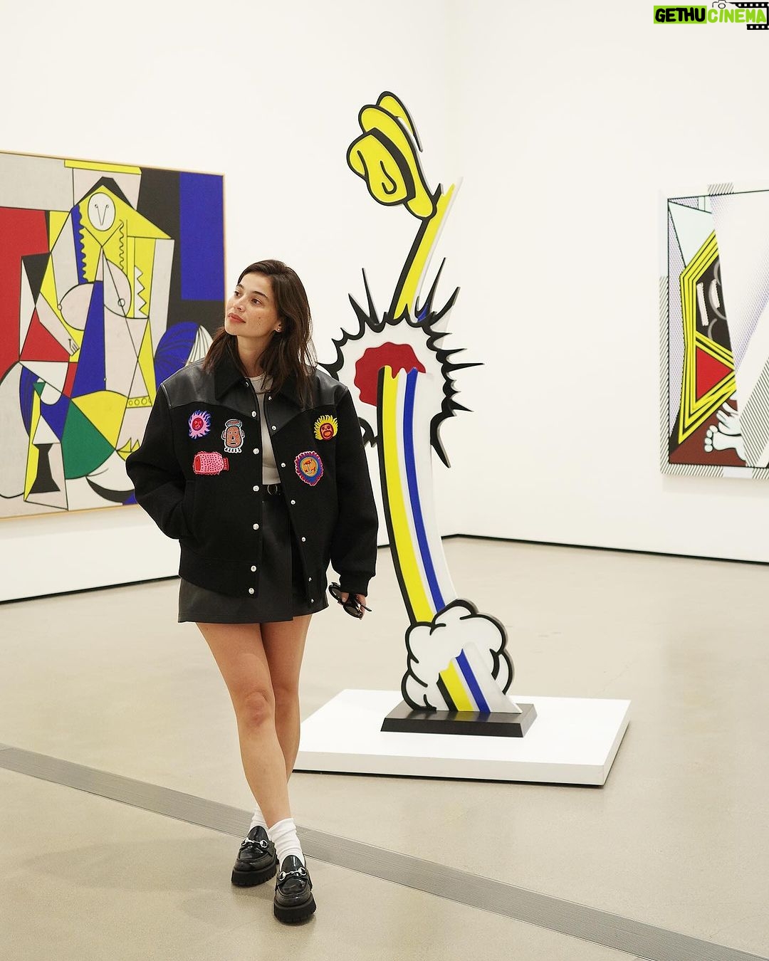Anne Curtis Instagram - Touchdown LA! First stop, an Alice in Wonderland moment at @thebroadmuseum with my mare @joycetiongson 👩🎨 The Broad