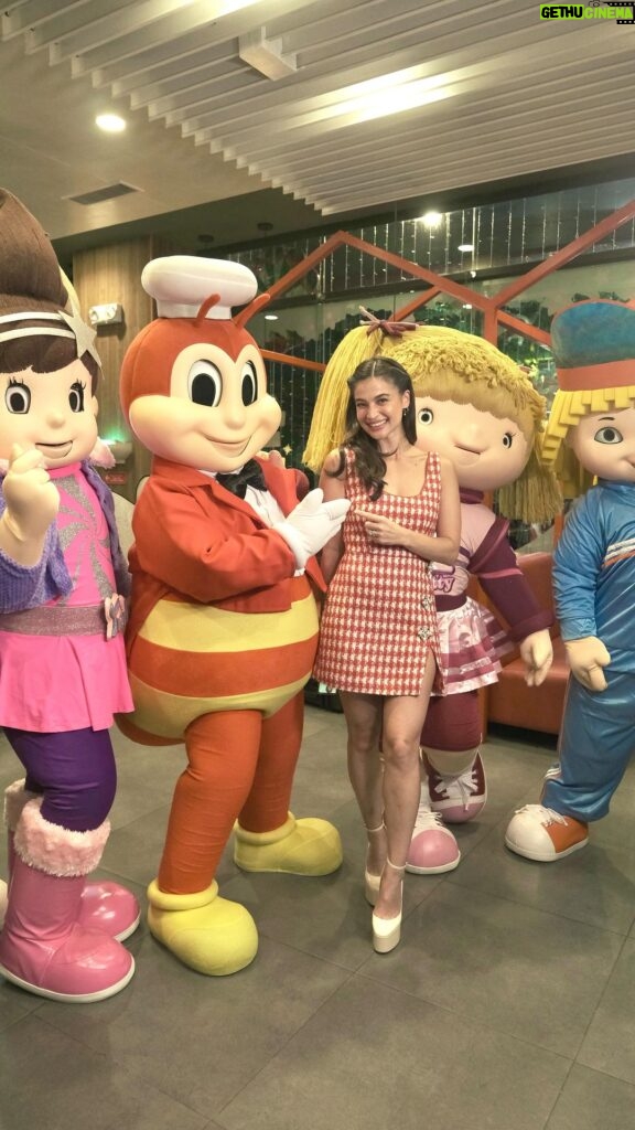 Anne Curtis Instagram - Kilig to see Twirlie, Yum, Popo, Hetty and Jollibee all together as we celebrated 45 years of Jollibee and the amazing light up of the store. Jollibee is indeed spreading the joy of Christmas to every Filipino and Pinoys at heart, kaya ramdam na ramdam na ang Pasko sa Pinas. Visit the nearest @Jollibee branch para mafeel niyo na rin ang joyful Christmas spirit! #JoyfulChristmasStores #MakeItChristmaswithJollibeeJoy