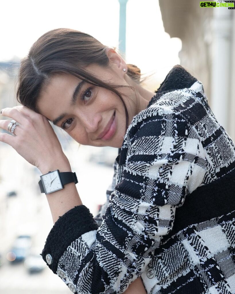 Anne Curtis Instagram - What if? What if time knew no shape and distance? This has become an instant fave travel buddy & everyday watch. Lurve! @swatch_ph @swatch Paris, France