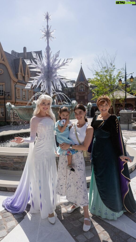 Anne Curtis Instagram - Welcome to the World of Frozen ❄️ A dream come true for Dahlia! For the first time in forever, she got to meet her fave Frozen characters Elsa, Anna and of course Olaf! Plus enjoy the fun-filled rides, yummy treats and food with her besties! Our little girls had a blast!!! Even I enjoyed everything as an adult 😂✨ This is the world’s first and largest Frozen themed land, definitely a must-visit if your little ones love Frozen! The World of Frozen will open their gates on November 20th! We can’t wait to go back already! ❄️☃️💙 Thank you @hkdisneyland ! #HKDisneyland #WorldofFrozen #ForTheFirstTimeInNovember #LetItGoLikeNeverBefore Hong Kong Disneyland - 反斗奇兵大本營預演