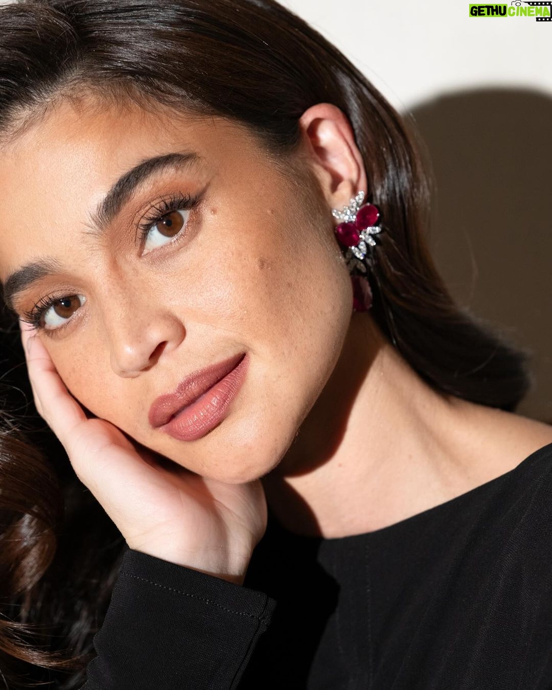 Anne Curtis Instagram - In my lucky colours 🖤❤️ had a lovely evening with my rare 🦄 at the @tatlerphilippines ball which was for the benefit of Project Inclusion. Thank you so much for having me @victoria_belo @antonsd @irenemfrancisco @isabelvmf ✨congratulations 💖