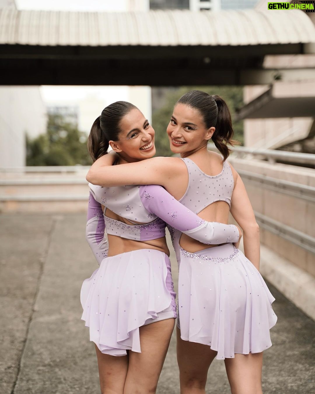 Anne Curtis Instagram - Sestras will always be there to try and help “fix you” no matter what. Love you sestra. Thank you for joining our Magpasikat. @jascurtissmith 💜💜💜 📸: @luisruizzzz 📸: @imlukeabadiano #Magpasikat2023AnneRyanOgie